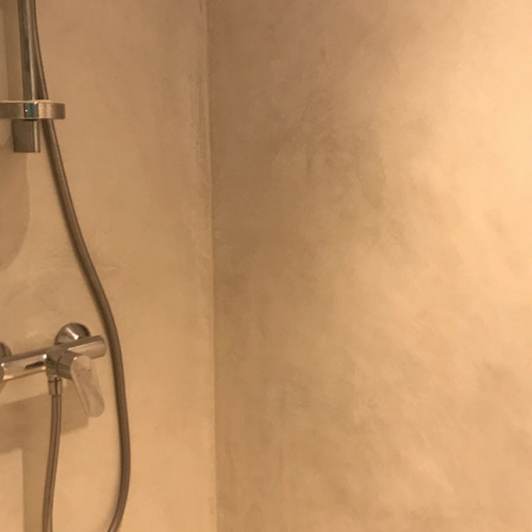 cabine de douche en beton cire clair