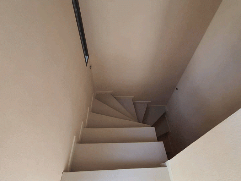 escalier-tournant-en-beton-cire-avec-plinthes