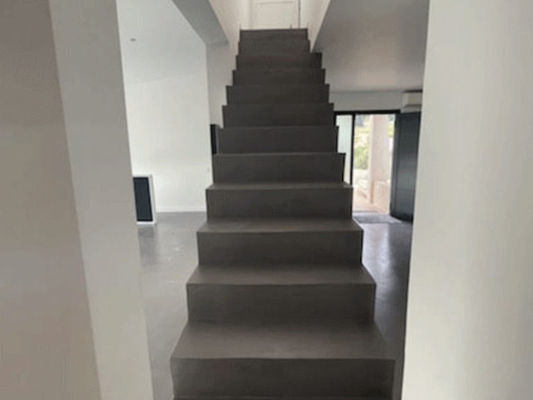 escalier-droit-en-beton-cire-gris-souris